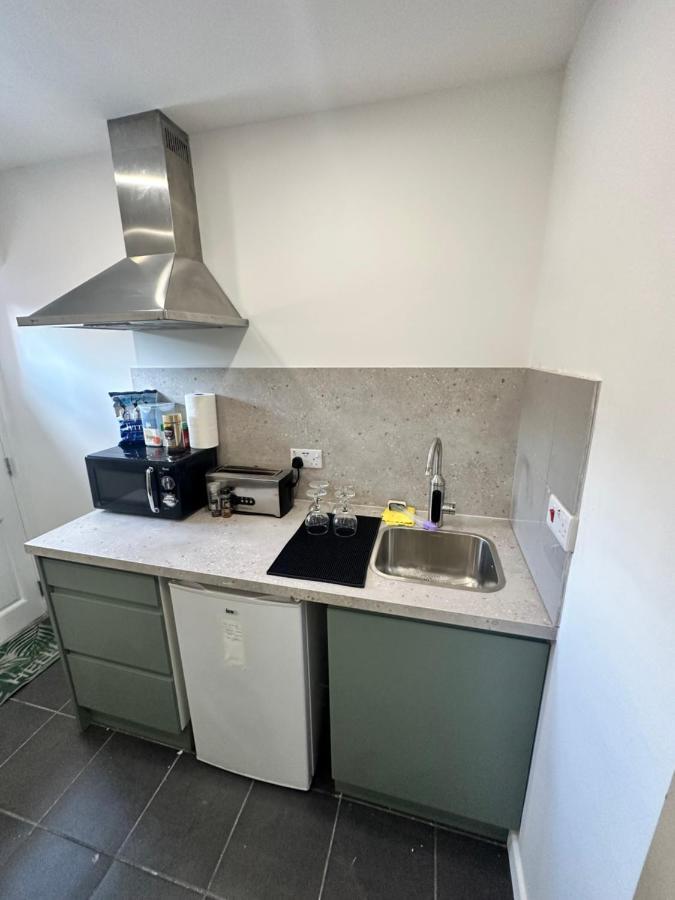 Modern Flat In Central Egham By Windsor Castle, Staines-Upon-Thames And Heathrow Airport Exterior photo
