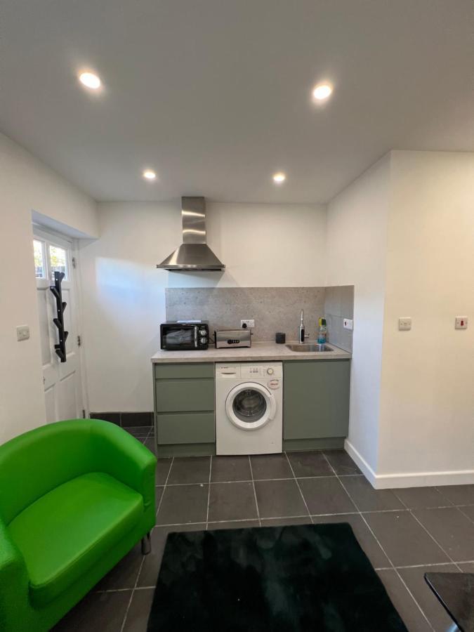 Modern Flat In Central Egham By Windsor Castle, Staines-Upon-Thames And Heathrow Airport Exterior photo
